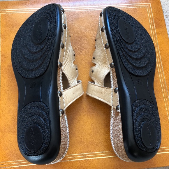 Turkish Tan genuine leather clogs. Size 6.5 - Picture 9 of 11